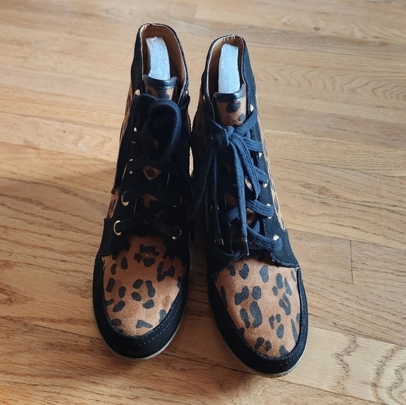 SODA Chettah Print Lace-Up Wedge Ankle Boots size 7 NWOT - Picture 2 of 6